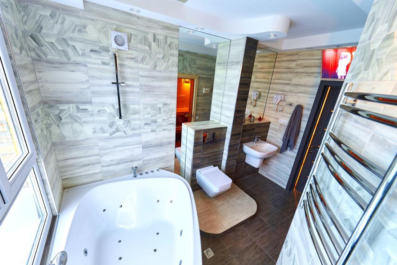 Sauna, Big Jacuzzi , Khreshchatyk Apartments Kiev Ngoại thất bức ảnh